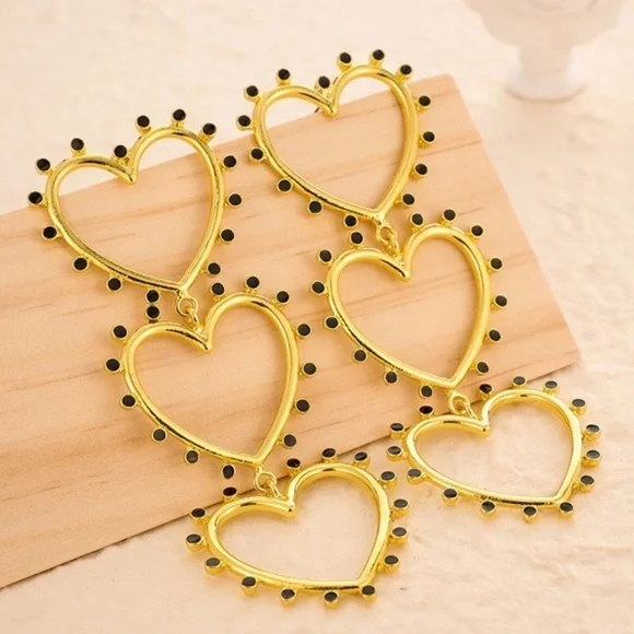 3/$30 💛 Large Heart Drop Earrings - Picture 4 of 6